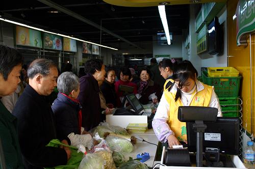 11月30日,眾多市民在成都“壹綠鮮”綠色溯源生鮮超市購買農(nóng)副產(chǎn)品。新華社記者 劉海 攝