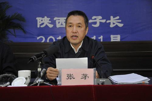 衛(wèi)生部在陜西省子長縣召開全國縣醫(yī)院改革發(fā)展現(xiàn)場會,衛(wèi)生部黨組書記、副部長張茅在會上講話(11月2日攝)。自醫(yī)改啟動一年多來,衛(wèi)生部黨組書記、副部長張茅五赴陜西省子長縣考察調(diào)研。在日前的訪談中,記者問道:“究竟是什么吸引您數(shù)次去子長?”“是子長縣切實的醫(yī)改舉措吸引了我。政府主導(dǎo),讓公立醫(yī)院回歸公益軌道,讓醫(yī)務(wù)人員看病有積極性,讓老百姓有能力就醫(yī)。”張茅說,這也是我國“十一五”期間啟動的深化醫(yī)改的“正道”,是“十二五”衛(wèi)生事業(yè)繼續(xù)奮斗的目標(biāo)。新華社發(fā)