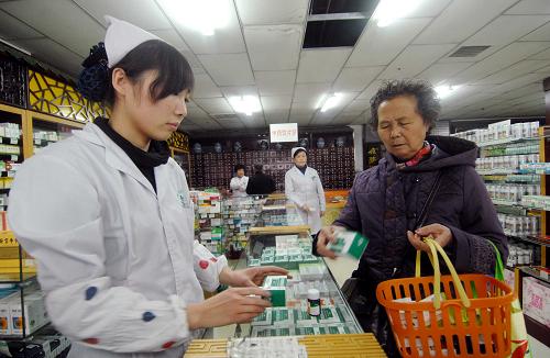 12月1日,市民在銀川市一家藥店內(nèi)購(gòu)買(mǎi)藥品。近日,國(guó)家發(fā)展和改革委員會(huì)決定,從12月12日起降低頭孢曲松等部分單獨(dú)定價(jià)藥品的最高零售價(jià)格,此次價(jià)格下調(diào)涉及抗生素等17大類(lèi)藥品,平均降幅為19%,預(yù)計(jì)每年可減輕群眾負(fù)擔(dān)近20億元。新華社記者 彭昭之 攝