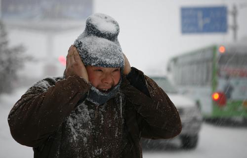12月3日,新疆阿勒泰市民冒雪出行。 當(dāng)日,新疆阿勒泰地區(qū)遭遇寒潮襲擊,出現(xiàn)降雪、大風(fēng)天氣,氣溫驟降。3日9時(shí),新疆氣象臺(tái)發(fā)布暴雪藍(lán)色和寒潮黃色預(yù)警,預(yù)計(jì)3日白天到夜間,塔城以及新疆北部的阿勒泰地區(qū)仍將有12毫米以上的暴雪。 新華社發(fā)(葉爾江 攝)
