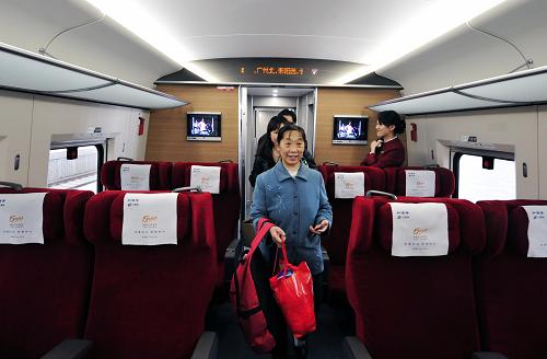 12月3日,乘客在廣州南站登上CRH380A新一代高速動(dòng)車組準(zhǔn)備出發(fā)。新華社記者 陳曄華 攝