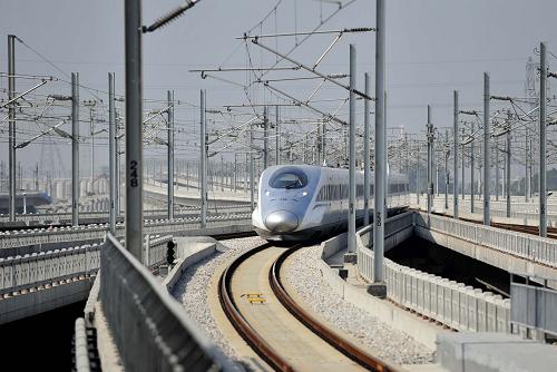 12月3日,CRH380A新一代高速動(dòng)車組駛?cè)霃V州南站。新華社記者 陳曄華 攝