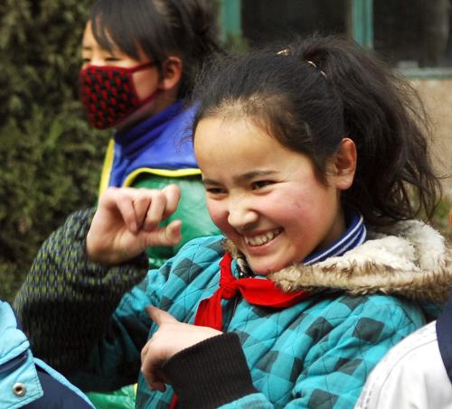 12月3日,在蘭州市盲聾啞學(xué)校,一名聾啞學(xué)生正在打手語。新華社記者 高健鈞 攝