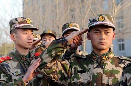 12月16日,河北省公安邊防總隊新訓(xùn)團一位班長在教新兵敬禮。河北省公安邊防總隊新訓(xùn)團為確保新訓(xùn)工作的順利開展,專門向新訓(xùn)班長和骨干發(fā)放了《文明帶兵口袋書》,嚴格按照新條令要求規(guī)范新戰(zhàn)士的動作,幫助新兵邁好向合格軍人轉(zhuǎn)變的第一步。新華社記者 楊世堯 攝