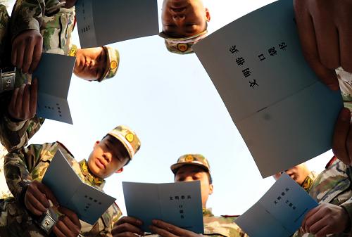 12月16日,河北省公安邊防總隊新訓(xùn)團班長在學(xué)習(xí)《文明帶兵口袋書》。新華社記者 楊世堯 攝