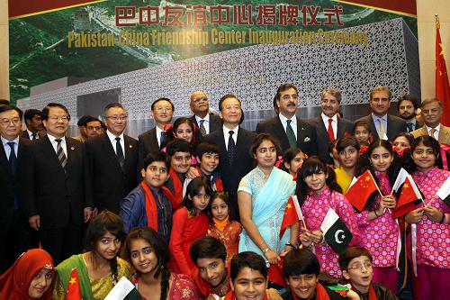 12月18日,國(guó)務(wù)院總理溫家寶在伊斯蘭堡與巴基斯坦總理吉拉尼共同出席巴中友誼中心揭牌儀式。這是揭牌儀式后,溫家寶和吉拉尼與參加活動(dòng)的巴基斯坦孩子合影。新華社記者 劉衛(wèi)兵 攝