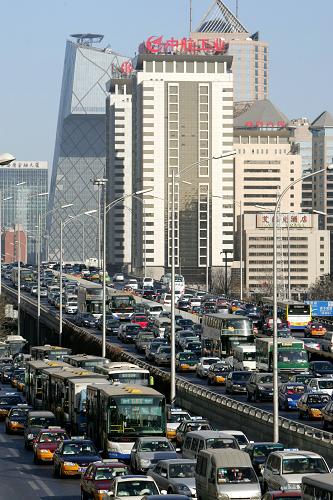 12月23日在北京市東三環(huán)國貿(mào)橋附近拍攝的交通擁堵狀況。新華社發(fā)(趙冰 攝)