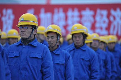 參建單位代表在開工儀式現(xiàn)場(12月23日攝)。當(dāng)日,成都至貴陽鐵路客運(yùn)專線等7個重點(diǎn)鐵路建設(shè)項(xiàng)目在貴州畢節(jié)舉行開工儀式。我國西南重要的交通樞紐——貴州將打破交通物流瓶頸,形成“快鐵交通圈”。這7個鐵路項(xiàng)目分別是成都至貴陽鐵路客運(yùn)專線、重慶至貴陽鐵路擴(kuò)能改造、織金至畢節(jié)鐵路、織金至納雍鐵路、銅仁至玉屏城際鐵路、小碧至白云鐵路和貴陽北站。7個項(xiàng)目在貴州境內(nèi)建設(shè)里程約660公里,總投資達(dá)830億元。據(jù)了解,“十二五”期間,貴州將新建鐵路里程3300公里,其中高速鐵路2200公里。2015年,貴州鐵路通車?yán)锍虒⑼黄?000公里,貴州將全面進(jìn)入高鐵時代。新華社記者 歐東衢 攝