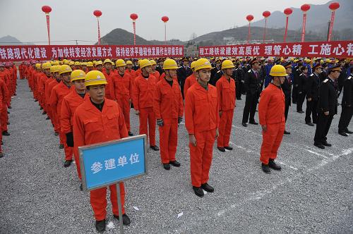 參建單位代表在開工儀式現(xiàn)場(12月23日攝)。新華社記者 歐東衢 攝