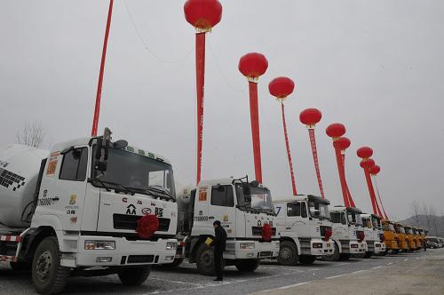 在開工儀式現(xiàn)場,即將投入建設(shè)的工程用車整裝待發(fā)(12月23日攝)。新華社記者 歐東衢 攝