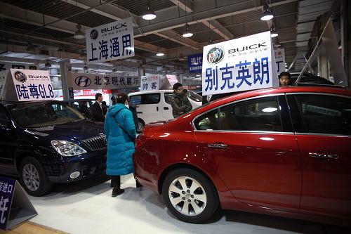 12月23日,人們在北京亞運(yùn)村汽車交易市場選購汽車。當(dāng)日,北京交通治堵新政正式宣布實(shí)施,未來將從六大方面入手治理交通擁堵問題。新華社發(fā)(陳曉根 攝)