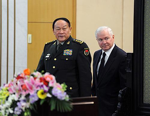 1月10日,中國國務(wù)委員兼國防部長(zhǎng)梁光烈在北京同美國國防部長(zhǎng)蓋茨會(huì)談結(jié)束后,共同會(huì)見記者。新華社記者 李濤 攝