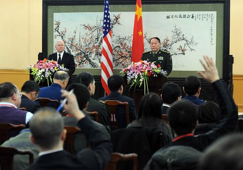1月10日,中國國務(wù)委員兼國防部長(zhǎng)梁光烈在北京同美國國防部長(zhǎng)蓋茨會(huì)談結(jié)束后,共同會(huì)見記者。 新華社記者 李濤 攝