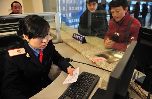1月10日,一位忘記帶身份證件的旅客用臨時(shí)開(kāi)具的身份證明購(gòu)買(mǎi)春運(yùn)首日的火車(chē)票。新華社記者 郝同前 攝
