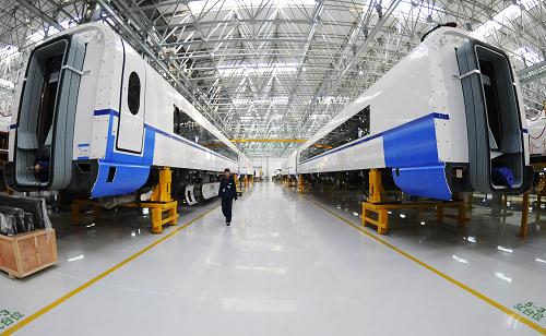 這是中國北車長客股份高速車制造基地內(nèi)正在制造的新一代高速動車組(1月10日攝)。2010年,長客股份公司完成29個項目共計1700輛車的生產(chǎn)任務(wù),全年銷售收入超過百億元,再創(chuàng)歷史新高。據(jù)了解,長客股份高速車制造基地二期工程將于2011年第一季度全部建設(shè)完成,這將使長客股份公司形成年產(chǎn)1000輛動車組、1200至1400輛城鐵車、500輛普通鐵路客車及6000個轉(zhuǎn)向架的生產(chǎn)能力。長客股份公司是我國生產(chǎn)規(guī)模最大、制造裝備國際一流、研發(fā)能力行業(yè)領(lǐng)先的軌道客車裝備制造企業(yè)。長客股份公司已搭建起CRH5、CRH3型高速列車技術(shù)創(chuàng)新平臺,研制的新一代高速動車組將用于京滬、哈大等高速鐵路。新華社記者 王昊飛 攝
