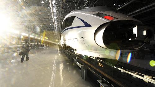 工人對即將用于京滬高鐵的新一代高速動車組進行檢查(1月10日攝)。新華社記者 王昊飛 攝