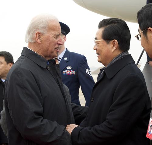 1月18日,國(guó)家主席胡錦濤乘專機(jī)抵達(dá)華盛頓,開始對(duì)美國(guó)進(jìn)行國(guó)事訪問(wèn)。這是胡錦濤主席在機(jī)場(chǎng)受到美國(guó)副總統(tǒng)拜登的熱烈歡迎。 新華社記者 李學(xué)仁 攝