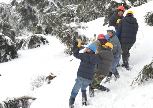 1月20日,搶險人員在冰天雪地中為高壓輸電線除冰。當日,來自河南、四川省的電力搶險人員在海拔2000多米的滇東北山區(qū)為全長80多公里的220千伏高壓輸電線路人工除冰。近日,云南省東北地區(qū)昭通市突降罕見大雪,積雪厚度達到22厘米,最低氣溫接近零下10攝氏度。冰雪災(zāi)害嚴重威脅當?shù)馗骺h市輸電線路供電安全。目前,來自全國各地及該省電力系統(tǒng)的5000多名專業(yè)抗冰搶險人員已全力投入到滇東北保電救災(zāi)工作。新華社記者 陳海寧 攝