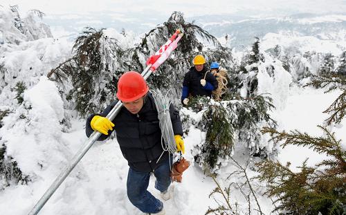 1月20日,搶險人員冒著嚴寒在冰雪覆蓋的滇東北山地中作業(yè)。新華社記者 陳海寧 攝