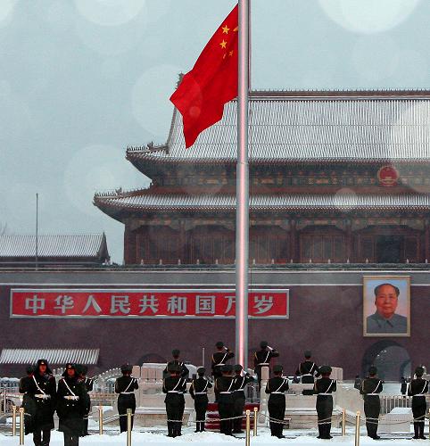 2月10日,國旗護(hù)衛(wèi)隊(duì)隊(duì)員在天安門廣場舉行升旗儀式。2月9日深夜,北京迎來60年來最晚初雪。許多游人冒雪在天安門廣場觀看升國旗儀式。新華社記者 侯俊 攝