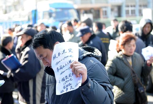 春節(jié)長假過后,青島市勞動力市場開始回暖,而招工難的問題依然明顯。據(jù)預(yù)測,今年青島市各類企業(yè)總的用工需求約120萬人,而缺口將達15萬人左右,島城用工形勢嚴峻。青島市政府相關(guān)負責人表示,造成招工難的主要原因為工資相對偏低,還有部分依賴熟練工的工種技術(shù)水平要求高。新華社記者 李紫恒 攝