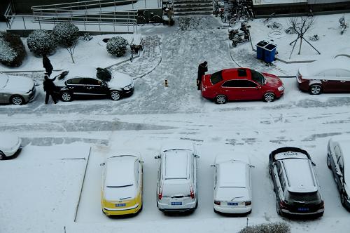 2月10日晨,在北京一小區(qū)內(nèi),車主準(zhǔn)備出行。新華社記者 王建華 攝