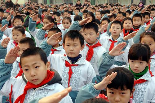 2月21日,濟(jì)南市舜耕小學(xué)在新學(xué)期開學(xué)典禮上舉行升旗儀式。當(dāng)日,濟(jì)南市各中小學(xué)的學(xué)生們結(jié)束寒假重新回到校園,迎來新學(xué)期。新華社記者 郭緒雷 攝