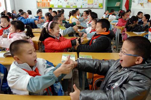 2月21日,濟(jì)南市舜耕小學(xué)的同學(xué)們互相伸出拇指,為新學(xué)期加油鼓勁。新華社記者 郭緒雷 攝
