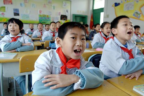 2月21日,濟(jì)南市舜耕小學(xué)的同學(xué)們?cè)谡n堂上朗讀《找春天》。新華社記者 郭緒雷 攝