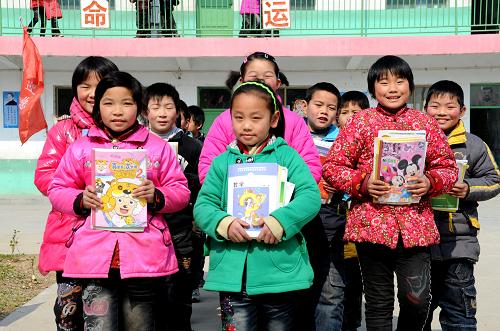 2月20日,河南駐馬店新蔡縣凱旋雙語實(shí)驗(yàn)學(xué)校的學(xué)生們喜領(lǐng)新課本。 新華社發(fā)(趙學(xué)風(fēng) 攝)