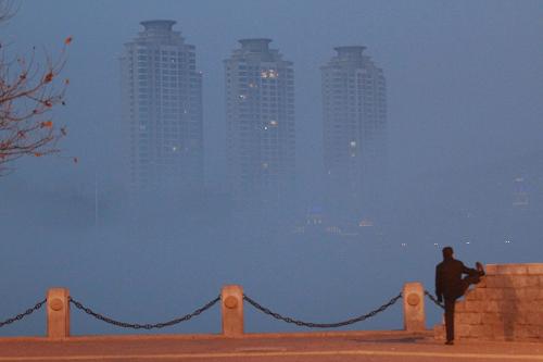 2月20日,遼寧省大連市濱海西路老虎灘風(fēng)景區(qū)出現(xiàn)平流霧景觀,如夢如幻。 新華社發(fā)(陳浩 攝)