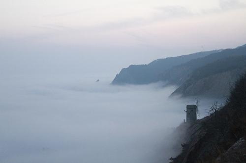2月20日,遼寧大連市出現(xiàn)平流霧景觀,濱海西路北大橋一帶海濱被霧氣籠罩,如夢如幻。 新華社發(fā)(陳浩 攝)
