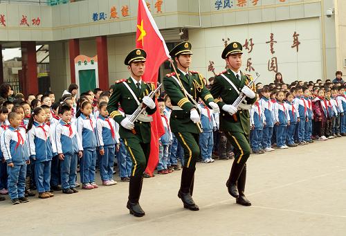 2月21日,武警戰(zhàn)士護(hù)衛(wèi)國旗。當(dāng)日,濟(jì)南市錦纏街小學(xué)邀請(qǐng)山東武警總隊(duì)直屬支隊(duì)國旗護(hù)衛(wèi)隊(duì)的官兵們與小學(xué)生一起舉行升旗儀式,迎接新學(xué)期的到來。新華社記者 朱崢 攝