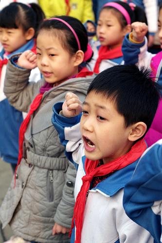 2月21日,小學(xué)生面對(duì)國旗宣誓。新華社記者 朱崢 攝