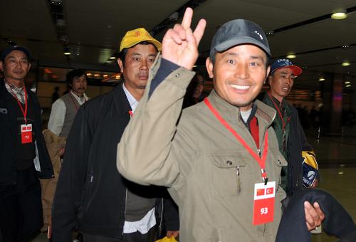 2月28日,從利比亞撤離的中國(guó)公民乘坐由中國(guó)駐土耳其大使館租用的包機(jī)平安抵達(dá)土耳其最大城市伊斯坦布爾的薩比哈·格克琴國(guó)際機(jī)場(chǎng)。當(dāng)天,從利比亞撤離的504名中國(guó)公民分乘由中國(guó)駐土耳其大使館租用的3架包機(jī)抵達(dá)土耳其最大城市伊斯坦布爾,這是中國(guó)公民首次經(jīng)土耳其撤出利比亞。 新華社記者 陳銘 攝