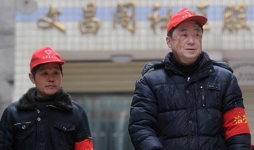 劉光華(右)和謝拉杰走出長沙市湘雅路文昌閣社區(qū)服務(wù)站準(zhǔn)備開始網(wǎng)吧督查工作(攝于3月2日)。長沙市湘雅路街道文昌閣社區(qū)的劉光華老人今年59歲,賦閑在家的他以前很少接觸到互聯(lián)網(wǎng),但最近他卻隔三差五往社區(qū)的網(wǎng)吧里跑。原來,1月份以來,社區(qū)給他安排了一個(gè)新鮮“職務(wù)”——網(wǎng)吧監(jiān)督志愿者,和他搭檔的是另外一位志愿者謝拉杰老人,他們兩人經(jīng)常結(jié)伴奔走于各網(wǎng)吧間。今年以來,長沙市在全市范圍內(nèi)開展了老年志愿者網(wǎng)吧監(jiān)督專項(xiàng)行動(dòng),各街道社區(qū)為轄區(qū)內(nèi)的網(wǎng)吧配備老年志愿者作為督察員,定期督察網(wǎng)吧內(nèi)是否有未成年人上網(wǎng)、是否有吸煙等不文明行為,向社區(qū)及時(shí)反映網(wǎng)吧經(jīng)營活動(dòng)中的不良行為、舉報(bào)黑網(wǎng)吧等。目前,長沙市約有2400多名像劉光華一樣的老人帶上了紅袖章,走街串巷對(duì)各自所在社區(qū)的網(wǎng)吧進(jìn)行輪流值守監(jiān)督,網(wǎng)吧監(jiān)督志愿者的工作充實(shí)了這些老年人的閑暇生活,也凈化了社區(qū)的網(wǎng)絡(luò)文化環(huán)境。新華社記者 李尕 攝