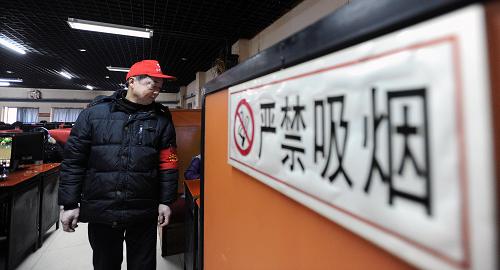 老年志愿者劉光華在一家網(wǎng)吧里巡查(攝于3月2日)。新華社記者 李尕 攝