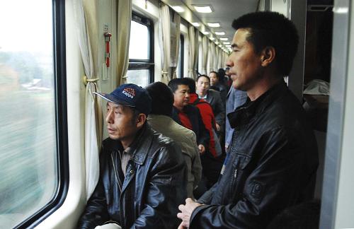 3月3日,隨著Z67次北京西至南昌的列車(chē)接近南昌時(shí),從利比亞撤至埃及回國(guó)的江西南昌籍工人們凝視著窗外家鄉(xiāng)的風(fēng)景。新華社發(fā)(胡國(guó)林 攝)