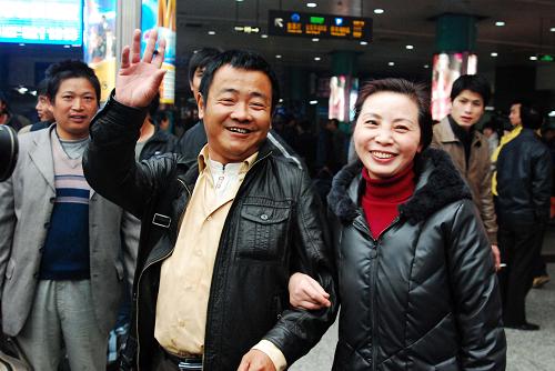 3月3日,在江西南昌火車(chē)站出口處,從利比亞撤至埃及回國(guó)的江西南昌籍工人黃建華與前來(lái)迎接的妻子準(zhǔn)備回家。新華社發(fā)(胡國(guó)林 攝)