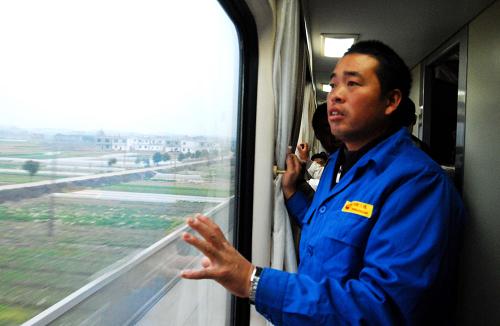 3月3日,隨著Z67次北京西至南昌的列車(chē)接近南昌時(shí),從利比亞撤至埃及回國(guó)的江西南昌籍工人萬(wàn)永江手扶車(chē)窗凝視著窗外家鄉(xiāng)的風(fēng)景。新華社發(fā)(胡國(guó)林 攝)
