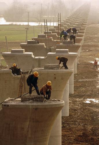 3月2日,在寧安城際鐵路安徽蕪湖段工地,建設(shè)者為架設(shè)高鐵雙線箱梁進行準備。新華社發(fā)(陳立希 攝)