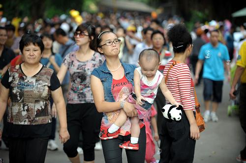 游客在廣州長隆旅游度假區(qū)游玩,該度假區(qū)2010年全年接待游客人數(shù)超過1200萬人次(2010年10月1日攝)。3月2日召開的2011年廣州旅游工作會議公布數(shù)據(jù)顯示,2010年廣州市全年接待游客總?cè)藬?shù)達1.27億人次,同比增長7.13%;旅游業(yè)總收入首次超過1000億元,達1254.61億元,同比增長26.21%。新華社記者 劉大偉 攝