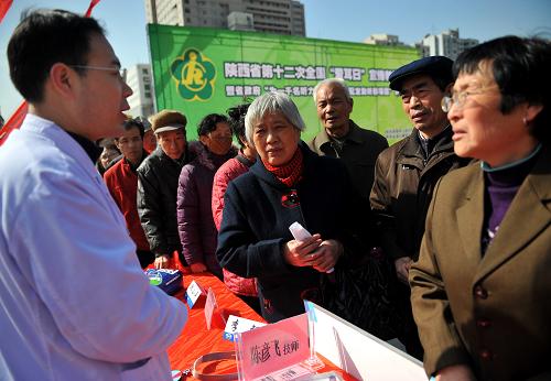 3月3日,醫(yī)生在為市民進行義診和防聾知識宣傳。當日,陜西省衛(wèi)生廳、陜西省殘聯(lián)聯(lián)合在西安市新城廣場舉行“愛耳日”大型義診宣傳活動。交大二附院、省醫(yī)院等大型醫(yī)療機構(gòu)耳鼻喉科專家在現(xiàn)場對市民進行義診、防聾知識宣傳和聽力功能檢測。新華社記者 劉瀟 攝