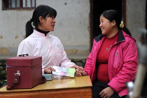 3月3日,安遠(yuǎn)縣鎮(zhèn)崗鄉(xiāng)計(jì)劃生育服務(wù)所醫(yī)生在富長村給一名孕婦講解孕期保健知識。“三八節(jié)”前夕,江西省安遠(yuǎn)縣鎮(zhèn)崗鄉(xiāng)計(jì)劃生育服務(wù)所醫(yī)生進(jìn)村入戶,為當(dāng)?shù)貗D女提供計(jì)生保健知識,免費(fèi)測體溫、量血壓,提供醫(yī)療服務(wù)。新華社記者 周科 攝