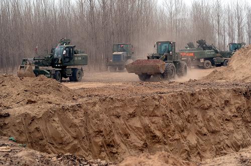 濟(jì)南軍區(qū)駐豫某部官兵利用工程機(jī)械在封丘縣淮河灘區(qū)開挖引水渠(2月25日攝)。按照《河南省抗旱應(yīng)急預(yù)案》規(guī)定要求,根據(jù)當(dāng)前抗旱工作形勢(shì),河南省防汛抗旱指揮部決定,從3月2日起解除Ⅲ級(jí)抗旱應(yīng)急響應(yīng)。自去年冬天以來(lái),河南省持續(xù)干旱少雨。面對(duì)不斷發(fā)展蔓延的旱情,今年2月11日,河南省啟動(dòng)了Ⅲ級(jí)抗旱應(yīng)急響應(yīng)。截至目前,全省累計(jì)投入抗旱資金22.06億元,抗旱澆麥9740多萬(wàn)畝次。隨著各地抗旱成效的不斷顯現(xiàn)以及降水的有利影響,全省小麥旱情已得到有效緩解。新華社記者 趙鵬 攝