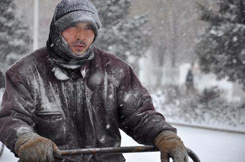 3月13日,內(nèi)蒙古牙克石市街頭,一位男青年冒雪騎車前行。新華社發(fā)(余昌軍 攝)