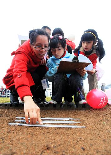 3月20日,福州國(guó)家基準(zhǔn)氣候站的工作人員在指導(dǎo)小朋友記錄溫度數(shù)據(jù)。當(dāng)日,為迎接即將到來(lái)的3月23日世界氣象日,位于福州烏山的福建省氣象局舉辦氣象開(kāi)放日活動(dòng),一系列與氣象相關(guān)的科普活動(dòng)讓前來(lái)參觀體驗(yàn)的市民和小朋友大開(kāi)眼界。新華社發(fā)(鄭帥 攝)