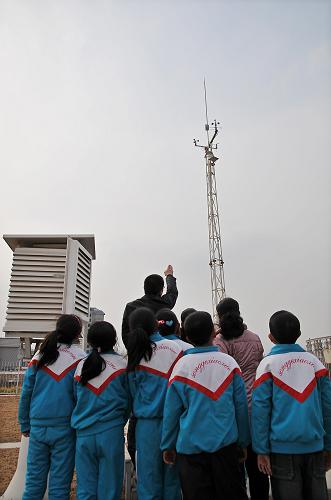 3月21日,山東青州市氣象部門的工作人員向?qū)W生講授氣象知識(shí)。當(dāng)日,為迎接即將到來(lái)的3月23日世界氣象日,山東省青州市氣象部門舉辦氣象日開(kāi)放活動(dòng),向社會(huì)公眾普及氣候觀測(cè)系統(tǒng)、氣候資源開(kāi)發(fā)利用等各種氣象知識(shí),讓前來(lái)參觀體驗(yàn)的人們大開(kāi)眼界。新華社發(fā)(王繼林 攝)