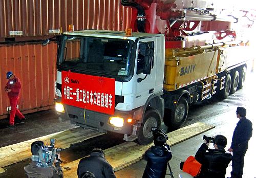 3月22日,一臺(tái)62米泵車在上海市國(guó)際客運(yùn)中心碼頭裝船啟運(yùn)日本。當(dāng)日,由中國(guó)三一重工生產(chǎn)的62米泵車,被裝載在往返中日之間的國(guó)際客輪“蘇州號(hào)”上前往日本大阪,參與發(fā)生核泄漏的福島第一核電站救援工作。據(jù)悉,3月19日,日本東京電力公司通過(guò)中國(guó)外交部向三一重工緊急求援一臺(tái)62米臂架混凝土泵車,三一重工第一時(shí)間表示,免費(fèi)提供一臺(tái)價(jià)值100萬(wàn)美元的62米泵車馳援日本。新華社記者 陳飛 攝
