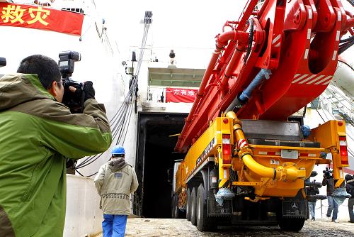 3月22日,一臺(tái)62米泵車在上海市國(guó)際客運(yùn)中心碼頭裝船啟運(yùn)日本。新華社記者 陳飛 攝